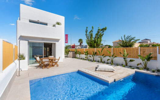 Modern villa with 3 bedrooms and private pool in Los Alcázares