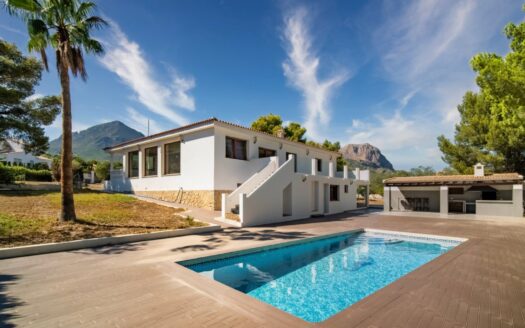 Villa with a 3,000m2 Plot Renovated in Panorama, La Nucia