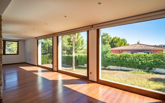 Villa with a 3,000m2 Plot Renovated in Panorama, La Nucia