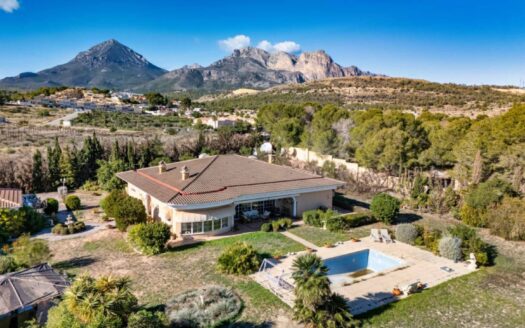 Single-Story Villa with Sea Views in Alfaz del Pi