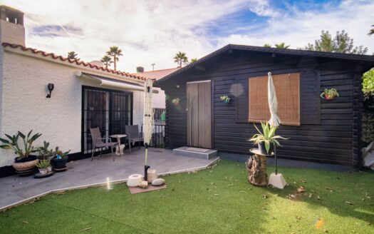 Villa Next to the Market with Guest House in Albir
