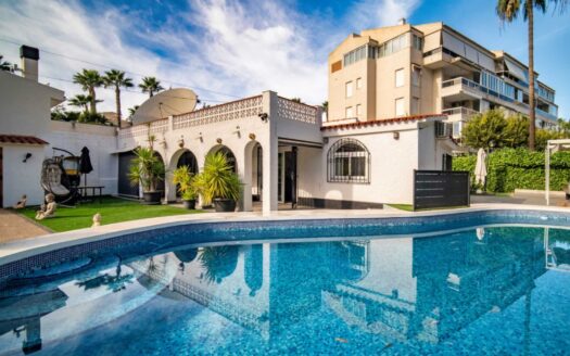 Villa Next to the Market with Guest House in Albir
